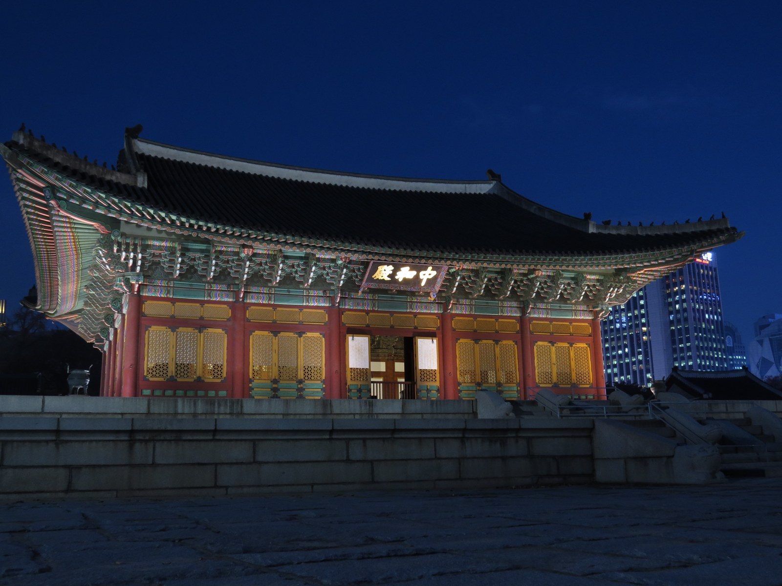 Seoul Palaces at Night: Deoksugung or Changgyeonggung After Gyeongbokgung's Fall Opening (2026)